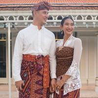 Sebagai keluarga bangsawan, Happy Salma dan Tjok Gus sering menghadiri acara kebudayaan Bali mengenakan baju adat. Keduanya tampak kompak dan serasi. Foto: Instagram @happysalma