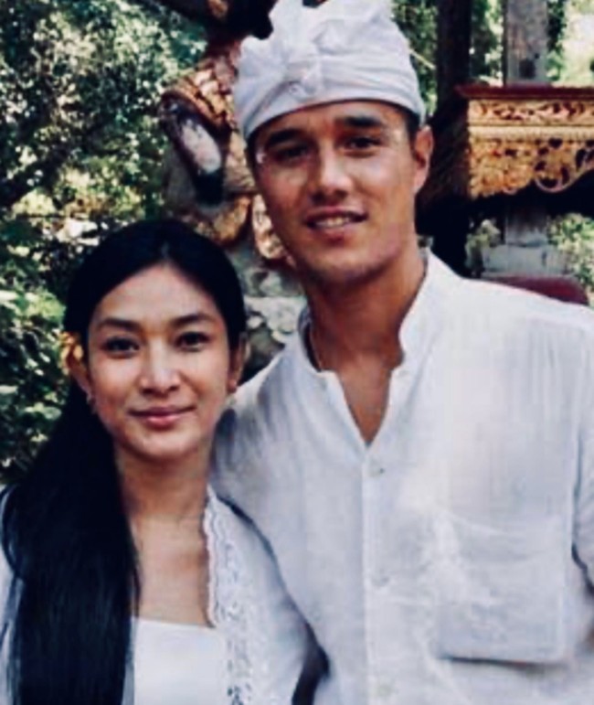 Ada pula momen yang Happy Salma capture ketika bersama Tjok Gus sebelum menikah. “Sunda dan bali ❤️ photo 16 thn silam. ( tidak sedang anniversary,” tulis Happy Salma di Instagram.  Foto: Instagram @happysalma