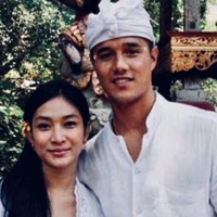 Ada pula momen yang Happy Salma capture ketika bersama Tjok Gus sebelum menikah. “Sunda dan bali ❤️ photo 16 thn silam. ( tidak sedang anniversary,” tulis Happy Salma di Instagram.  Foto: Instagram @happysalma