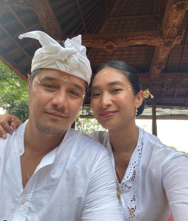 Memang tak jarang Happy Salma dan Tjok Gus mengenakan baju adat dalam keseharian mereka. Foto: Instagram @happysalma