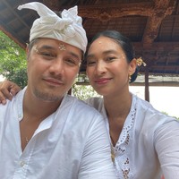 Memang tak jarang Happy Salma dan Tjok Gus mengenakan baju adat dalam keseharian mereka. Foto: Instagram @happysalma