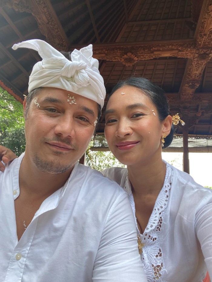Potret Mesra Happy Salma dan Suaminya, Tjok Gus Potret Mesra Happy Salma dan Suaminya, Tjok Gus