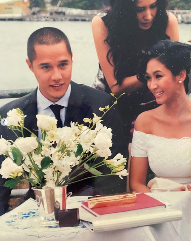 Happy Salma mengunggah foto lama bersama sang suami, Tjokorda Bagus Dwi Santana Kertayasa atau Tjok Gus.. Dalam foto tersebut, Happy tampak mengenakan gaun putih dengan kerah sabrina. “13 years and counting….,” tulisnya di Instagram. Foto: Instagram @happysalma