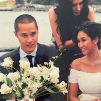 Happy Salma mengunggah foto lama bersama sang suami, Tjokorda Bagus Dwi Santana Kertayasa atau Tjok Gus.. Dalam foto tersebut, Happy tampak mengenakan gaun putih dengan kerah sabrina. “13 years and counting….,” tulisnya di Instagram. Foto: Instagram @happysalma