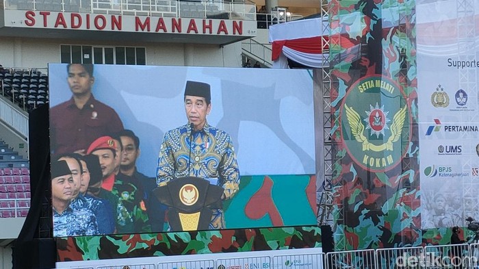 Presiden Joko Widodo (Jokowi) memberikan sambutan saat menghadiri Apel Akbar KOKAM di Stadion Manahan, Solo, Rabu (20/9/2023).