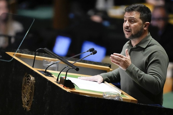 Presiden Ukraina Volodymyr Zelensky saat berpidato dalam Sidang Majelis Umum PBB di AS pada Selasa (19/9) waktu setempat. (AP Photo/Mary Altaffer)