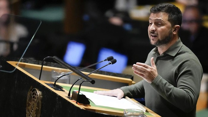 Presiden Ukraina Volodymyr Zelensky saat berpidato dalam Sidang Majelis Umum PBB di AS pada Selasa (19/9) waktu setempat. (AP Photo/Mary Altaffer)