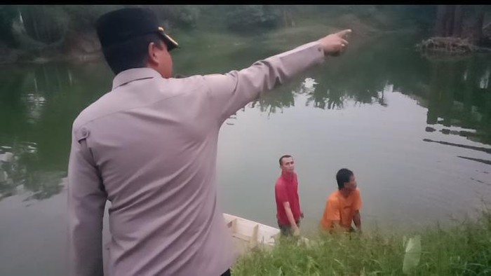Seorang pria diduga hilang di sungai Ciujung, Kabupaten Serang. Pria tersebut meninggalkan sepeda motornya di atas jembatan.