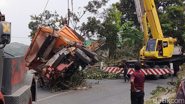 Proses evakuasi trk seruduk 3 rumah di Sumedang