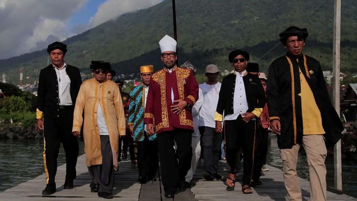 Sultan Jailolo Ahmad Sjah (tengah) didampingi sejumlah perangkat adat kesultanan Ternate saat menggelar prosesi Kololi Kie Mote Ngolo atau mengelilingi Pulau Ternate melalui lautan pada kegiatan Pekan Budaya Kota Rempah di Ternate, Maluku Utara, Rabu (20/9/2023). Kegiatan yang digelar Balai Pelestarian Kebudayaan (BPK) Wilayah XXI Maluku Utara dengan melibatkan perangkat adat kesultanan Ternate dan masyarakat komunitas budaya tersebut mengangkat tema Irama Bumi Rempah untuk melestarikan dan memajukan kebudayaan serta mempromosikan wisata sejarah di Maluku Utara. ANTARA FOTO/Andri Saputra/Spt.