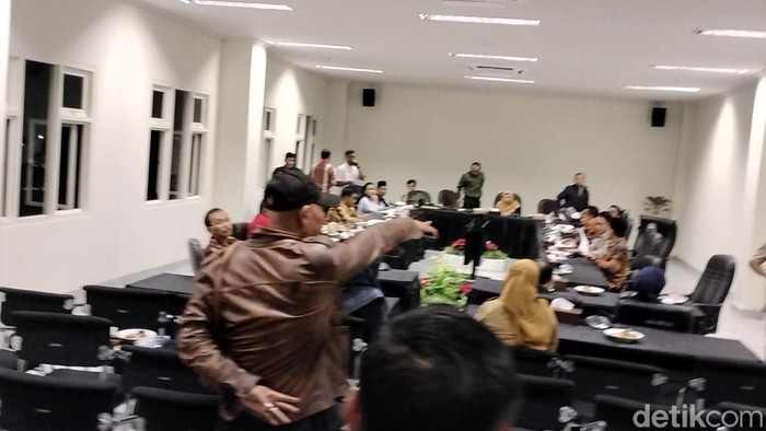Rapat Banggar DPRD bersama TPAD Bojonegoro dan kades.