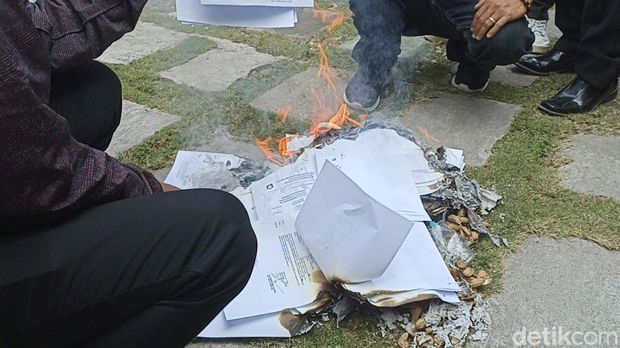 Ratusan guru honorer berunjuk rasa di depan Kantor Dinas Pendidikan Lombok Tengah.