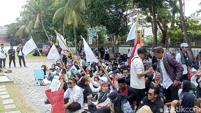 Ratusan guru honorer berunjuk rasa di depan Kantor Dinas Pendidikan Lombok Tengah.
