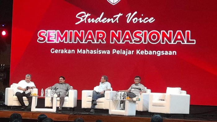 Rocky Gerung di acara Seminar Nasional yang diadakan GMPK
