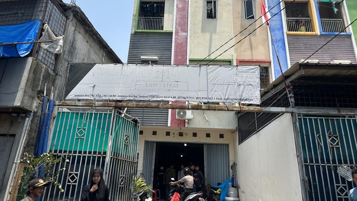 Ruko yang menjadi pabrik ciu di Jakbar (Kadek/detikcom)