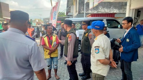Tim Satuan Tugas Sapu Bersih Pungutan Liar Kota Mataram amankan 6 jukir ilegal.