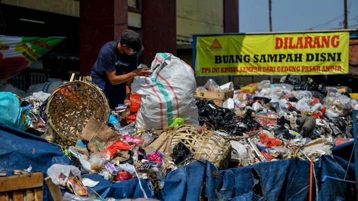 Kendaraan melintas di samping TPS Gudang Selatan, Bandung, Jawa Barat, Rabu (20/9/2023). Pemerintah Provinsi Jawa Barat mencatat, sebanyak 25 ribu ton sampah di Bandung Raya yang meliputi Kota Bandung, Cimahi, Kabupaten Bandung, dan Kabupaten Bandung Barat masih menumpuk di TPS dan sejumlah titik lainnya akibat area utama TPA Sarimukti masih terbakar. ANTARA FOTO/Raisan Al Farisi/hp.
