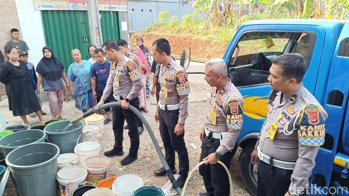 Satlantas Polres Bogor bagikan 80 ribu air bersih di wilayah yang dilanda kekeringan (Rizky/detikcom).
