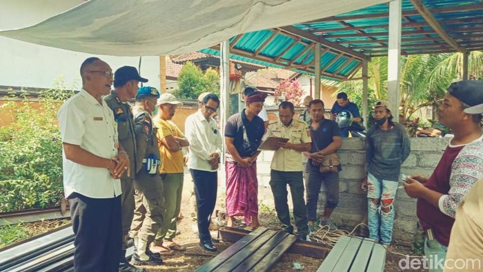 Satpol PP melakukan sidak pendatang di Karangasem, Bali.
