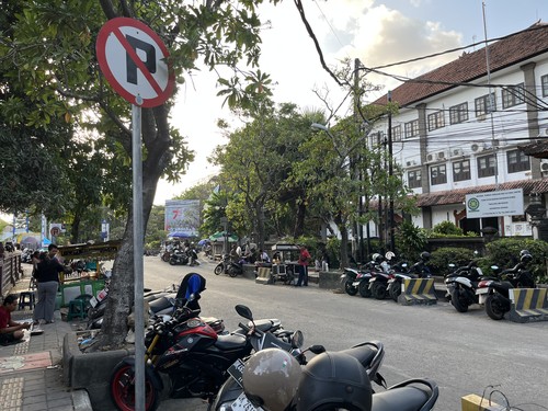 Sejumlah kendaraan yang parkir liar di Jalan Pulau Nias, Denpasar. (Ni Kadek Restu Tresnawati/detikBali)