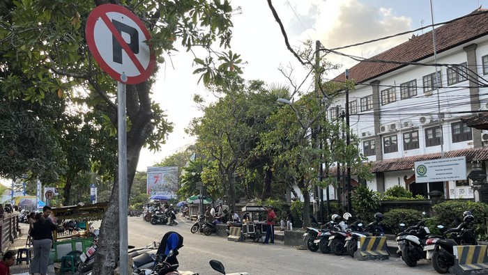 Sejumlah kendaraan yang parkir liar di Jalan Pulau Nias, Denpasar. (Ni Kadek Restu Tresnawati/detikBali)