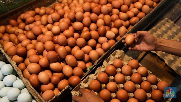 Sejumlah pedagang melayani pembeli di pasar Kebayoran lama, Jakarta, Rabu (20/9/2023). (CNBC Indonesia/Tri Susilo)