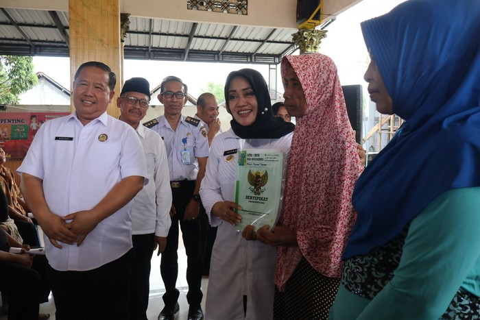 Serahkan 600 Sertifikat Tanah di 2 Desa, Ini Pesan Bupati Mojokerto