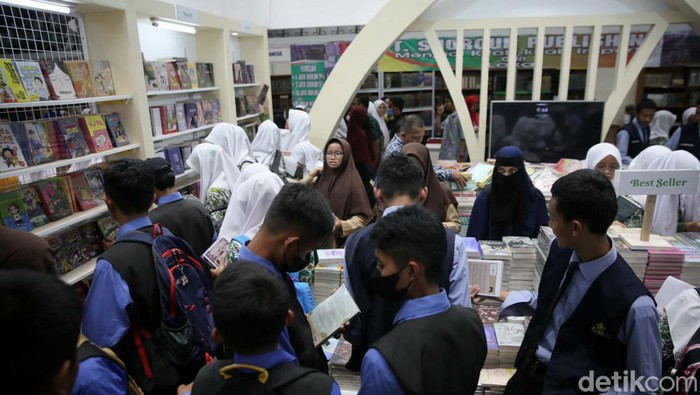 Islamic Book Fair (IBF) kembali digelar Istora Senayan, Jakarta. Acara ini akan berlangsung hingga Minggu 24 September 2023.
