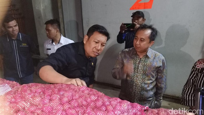 Bapanas di salah satu gudang bawang di Brebes.