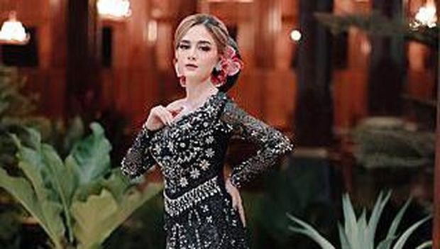 Ada banyak sinden dari Jawa Timur. Berikut ini enam di antarannya