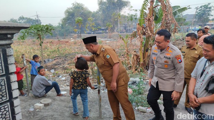 Siswi SD Gresik Buta