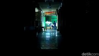 Di lantai satu itu kondisinya gelap. Karena tak banyak aktivitas. Lingkungannya juga tak terawat karena jarang aktivitas warga. Beberapa kios yang sudah tutup meninggalkan barang yang sudah rusak, seperti manekin. (Foto: Sudirman Wamad/detikJabar).