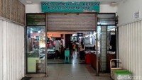 Menurut Ketua Perhimpunan Pemilik Penghuni Satuan Rumah Susun Pusat Perbelanjaan Kebon Kalapa (P3SRS-P2K) Bandung Ahmad Kustedi, dari 2.000 kios yang ada di ITC Bandung, hanya 500 yang terisi. Di ITC Kebon Kalapa ada 2.000 kios, yang terisi 500 kios. Setelah pandemi itu tinggal 700 kios. Sekarang hanya 500, ucapnya. (Foto: Sudirman Wamad/detikJabar).
