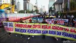Tak Hanya GNPR, Massa Buruh Juga Menyemut di Patung Kuda