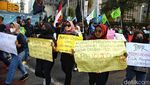Tak Hanya GNPR, Massa Buruh Juga Menyemut di Patung Kuda