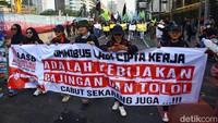 Massa buruh melakukan long march ke Patung Kuda, Jakarta, Rabu (20/9/2023).