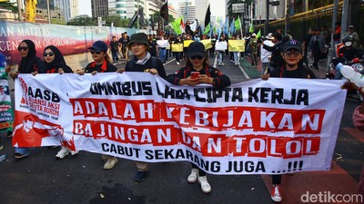 Tak Hanya GNPR, Massa Buruh Juga Menyemut di Patung Kuda