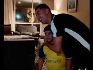 Tangis Fans Cilik Iran Berubah Jadi Siuuu Usai Bertemu Ronaldo
