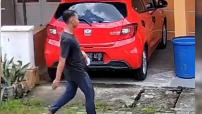 Tangkapan layar pria yang diduga mencuri mobil milik warga di Medan