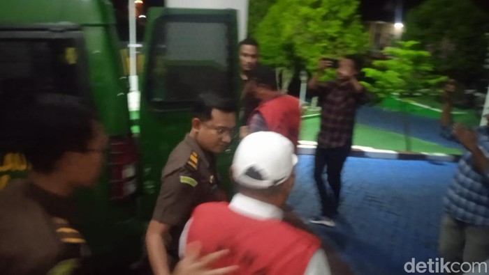 Tersangka kasus dugaan korupsi dana penyertaan modal Perumda Aman Mandiri digiring ke mobil tahanan untuk dibawa ke Rumah Tahanan Soasio Kota Tidore Kepulauan.