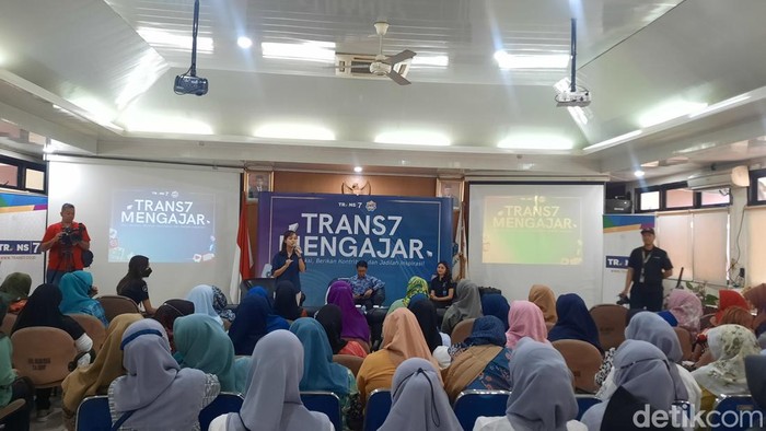Trans7 Mengajar kembali hadir di kantor kelurahan Kuningan Barat, Jakarta Selatan (Annia/detikcom).