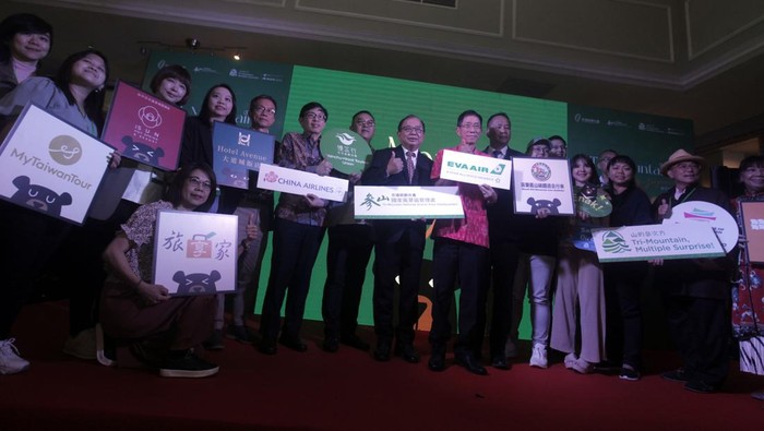 Director of Tri-Mountain National Scenic Area Headquarters, Tourism Administration, Ministry of Transportation and Communications of Taiwan Tsao Chung-Yu memperkenalkan Tri-Mountain National Scenic Area Taiwan dalam kampanye ‘Tri-Mountain Multiple Surprise’ di Jakarta, Rabu (20/9/2023). Destinasi ini mengusung konsep slow travel atau perjalanan wisata yang santai dengan memadukan pesona alam, kelezatan kuliner, serta kekayaan budaya yang ikonik, sehingga membuat para wisatawan dapat menikmati pengalaman perjalanan yang autentik dan berkualitas.