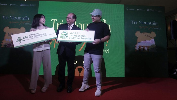 Director of Tri-Mountain National Scenic Area Headquarters, Tourism Administration, Ministry of Transportation and Communications of Taiwan Tsao Chung-Yu memperkenalkan Tri-Mountain National Scenic Area Taiwan dalam kampanye ‘Tri-Mountain Multiple Surprise’ di Jakarta, Rabu (20/9/2023). Destinasi ini mengusung konsep slow travel atau perjalanan wisata yang santai dengan memadukan pesona alam, kelezatan kuliner, serta kekayaan budaya yang ikonik, sehingga membuat para wisatawan dapat menikmati pengalaman perjalanan yang autentik dan berkualitas.
