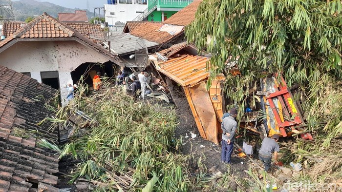 Truk tronton kecelakaan di Sumedang. Truk tronton kecelakaan di Sumedang.