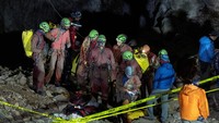 Tim internasional yang membantu evakuasi terdiri atas 200 petugas penyelamat, rekan sesama penjelajah, dan petugas medis. Mereka mulai menarik Dickey secara hati-hati ke lokasi aman, setelah terlebih dahulu memberinya transfusi darah ketika masih di dalam gua. Foto: REUTERS/UMIT BEKTAS