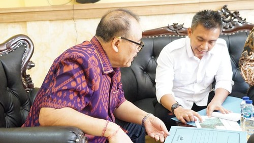 Wakil Bupati Jembrana I Gede Ngurah Patriana Krisna (Ipat) saat bertemu Wakil Ketua DPRD Provinsi Bali I Nyoman Sugawa Korry untuk membahas usulan pembangunan sirkuit sprint rally di Kabupaten Jembrana, Rabu (20/9/2023). (dok. Pemkab Humas Jembrana)