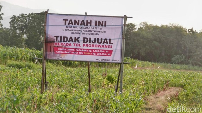 Warga Besuki tolak tanahnya dijual dengan memasang spanduk penolakan