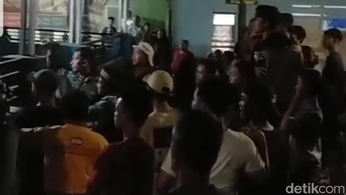 Warga gerebek rumah kakek MS yang diduga cabuli 5 bocah tetangga.