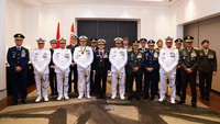 Usai penganugerahan Panglima TNI Yudo Margono langsung mengajak foto bersama.