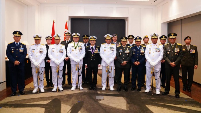 Yudo Margono Anugerahkan Tanda Kehormatan untuk Panglima Singapura Yudo Margono Anugerahkan Tanda Kehormatan untuk Panglima Singapura